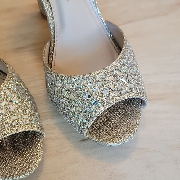 De Blossom Collection Peep Toe Rhinestone Ankle Strap Champagne Heels Size 6 1/2 - Picture 8 of 12